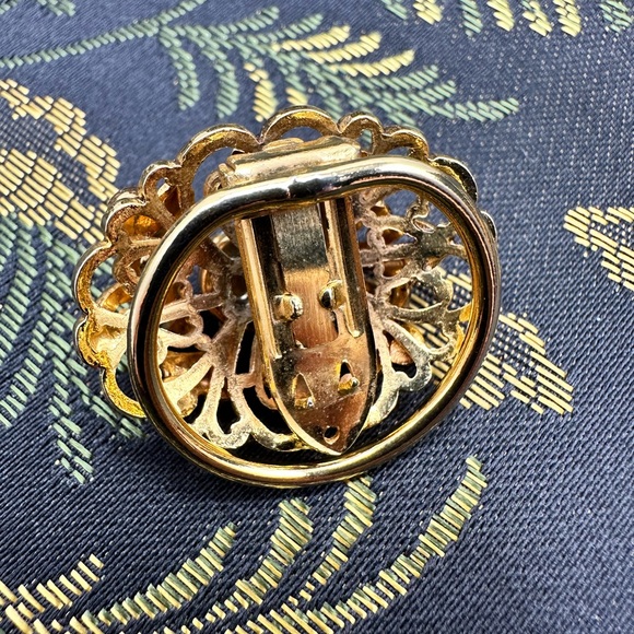 SOLD. Vintage Filigree Scarf Clip Gold Tone with faux pearl - Picture 2 of 7